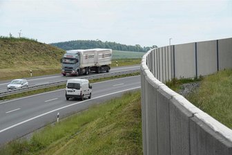Verbesserter Lärmschutz an der B 174: Anwohner erwägen Klagen - Lärmschutzwand an der B 174 nahe der Shakespearestraße. Die in Aussicht gestellten Nachbesserungen reichen vielen Anwohnern nicht aus.