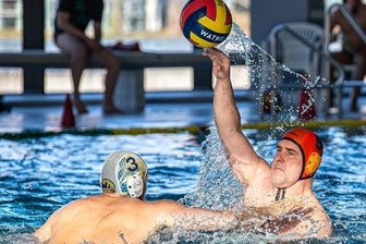 Verbesserung bleibt aus - Kai Bernhardt (am Ball) von der SG Wasserball Auerbach/Netzschkau wird hier vom Plauener Felix Üblacker angegriffen. 
