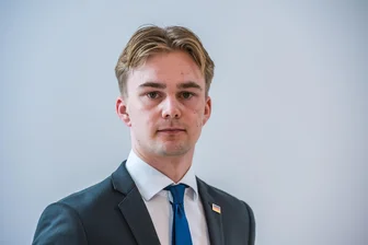Verbindungen in die Neonazi-Szene: Zwickauer AfD-Mann will Jugendbeirat verlassen - Mit Deutschland-Fahne als Anstecker: Julian Bader (AfD) will sich aus dem Jugendbeirat zurückziehen, nachdem seine Partei gerade erst für seinen Verbleib gekämpft hat.