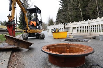 Verbindungsstraße zwischen Schönheide und Stützengrün ist für Autofahrer noch drei Wochen zu - Entlang der Stützengrüner Straße in Schönheide werden Schachtabdeckungen erneuert.