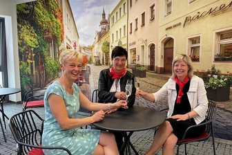 Verblüffende Neuerungen in der Schwarzenberger Sparkasse - Diese drei Frauen haben in den zurückliegenden Monaten den Bau und die Einrichtung koordiniert: Kerstin Rollinger, Susanne Freitag und Filialleiterin Heike Most (von links). Die großformatigen Bilder vermitteln täuschend echt, dass die Sparkasse an der Bahnhofstraße nun die "Zentrale" für Schwarzenberg sein wird.