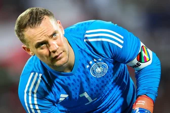 Oman, 16. November: Kapitän Manuel Neuer trägt die Kapitänsbinde mit der Aufschrift "One Love".