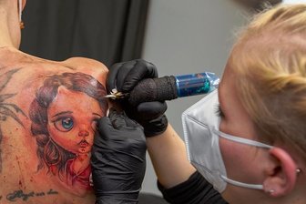 Verbot gesundheitsschädlicher Farben: Tätowierer im Vogtland befürchten Engpass - Kundin Antje lässt sich von Tätowiererin Mariami aus dem Plauener Studio "Fine Line Tattoo" eine Manga-Figur mit blauen Augen stechen. Blaue Augen könnten bald tabu sein.