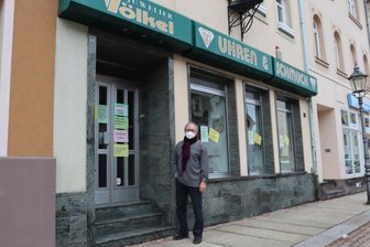 Verbot von Abholservice frustriert die Geschäftsinhaber - Andreas Völkel, Inhaber einer Juweliergeschäftes in Werdau, verkauft derzeit kaum Uhren und Schmuck. Er kritisiert die Landesregierung wegen Regelungen, die er für zu streng hält.