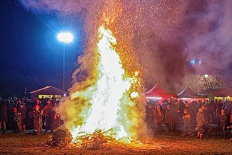 Verboten oder erlaubt? Hickhack um Weihnachtsbaumfeuer im Landkreis Zwickau - Das Weihnachtsbaumverbrennnen vor einer Woche in Oberlungwitz war ein Besuchermagnet. 