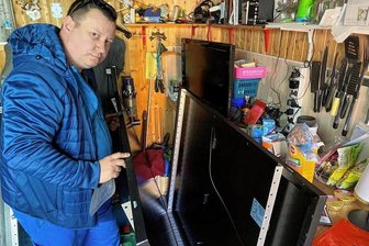 Verboten! Plauener Kleingärtner darf keine Solaranlage aufs Dach setzen - Norbert Koch aus Plauen in der Laube seines Kleingartens. Die Solarmodule, die dort lagern, darf er auf dem Dach seines Gartenhäuschens vorerst nicht installieren.