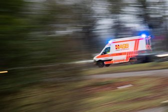 Verbotene Knallerei in Auerbach: Junger Mann verletzt sich schwer - Ein junger Mann musste jetzt in Auerbach mit schwerer Verletzung ins Krankenhaus eingeliefert werden.
