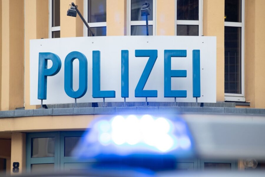 Verbotenes Aufnahmeritual - Razzia bei 23 MEK-Beamten in Sachsen - Ein Einsatzwagen der Polizei steht vor einer Dienststelle.