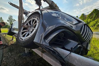 Verbotenes Autorennen auf der A 72 bei Chemnitz: Wie die Polizei zwei Autodiebe schnappte - Am Mittwoch knallte gegen 16.45 Uhr auf der A 72 in Höhe Abfahrt Rottluff ein Mercedes AMG in die Leitplanke.