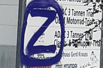 Verbotenes Kriegssymbol: "Z"-Sprayer in Stollberg verurteilt - Dieses "Z", das auf russischen Militärfahrzeugen und Panzern im Ukraine-Krieg und zunehmend als Sympathiebekundung verwendet wird, prangte im April an Aufstellern am Trainings- und Wettkampfareal des MSC Thalheim. 