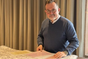 Verbrannte Höfe, Tote, Widerstand: Kriegsende von 1945 in Mittweida neu beleuchtet - Jörg Naumann aus Zschöppichen erforscht das Kriegsende 1945 im Raum Mittweida. Vor ihm Protokolle von Betroffenen und Luftbilder der US-Air-Force.