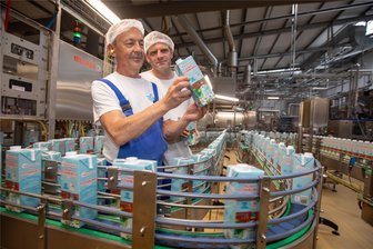 Verbraucher verärgert über neue Verschlüsse an Verpackungen: Was sagt die Vogtlandmilch dazu? - Noch laufen Tests auf der neuen Produktionsstrecke. Andreas Kurzendörfer und Michael Ulrich (von links) prüfen die Verpackungen.