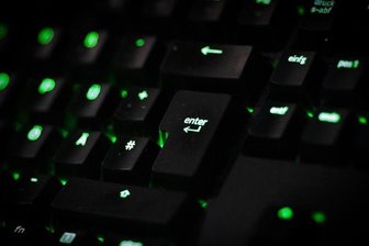 Fast 80 Prozent der Internet-Nutzer in Deutschland sind einer Umfrage zufolge zuletzt mit verschiedenen Arten von Online-Kriminalität in Berührung gekommen.