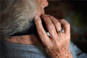 Verbraucherschützer warnen vor unseriösen "Pflegeberatungs"-Anrufen im Vogtland - Betrug per Telefon: Kriminelle versuchen, an das Geld betagter Vogtländer zu gelangen. Dabei versuchen sie es mit einer besonders fiesen Masche.