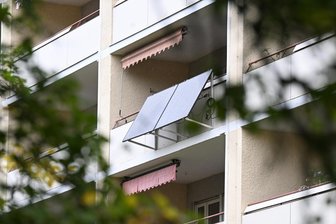 Verbraucherzentrale erklärt: So klappt im Erzgebirge ein Balkonkraftwerk auch mit Mietwohnung - Balkonkraftwerke fristen im Plattenbau noch ein Schattendasein.