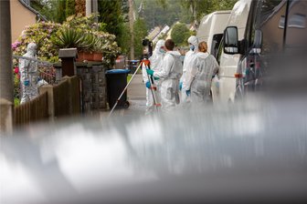 Verbrechen in Tirpersdorf: Staatsanwaltschaft erhebt Anklage wegen dreifachen Mordes - Die Sicherung der Spuren zog sich am Tatort über Stunden hin.