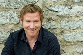 „Verbrechen ist reizvoller als eine Liebesgeschichte“: Warum „Wilsberg“-Schauspieler Roland Jankowsky in Limbach Krimis liest - Roland Jankowsky ist am 23. September in Limbach-Oberfrohna zu Gast. Im Gepäck hat er Krimigeschichten mit Augenzwinkern.