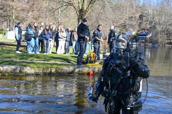 Verbrecherjagd in Lauenhain bei Mittweida erst zum Spaß, dann im Ernst - Ein Polizeitaucher am Talgut in Lauenhain bei Mittweida.