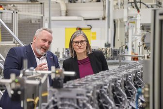 Verbrenner-Aus: IG-Metall-Chefin fordert Übergangslösung für VW-Motorenwerk in Chemnitz - Olaf Glöckner, Betriebsratschef des VW-Motorenwerkes, und Christiane Benner, Vorsitzende der IG Metall, bei ihrem Besuch in der Produktion.