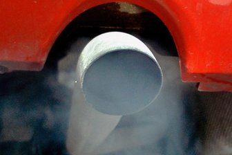 Verbrenner-Aus in der EU: Was ein Chemnitzer E-Fuels-Experte dazu sagt - Ab 2035 dürfen keine Neuwagen in der EU mehr zugelassen werden, aus deren Auspuff Kohlendioxid ausgestoßen wird. Ob Autos, die nur E-Fuel tanken, davon ausgenommen sind, ist noch ungeklärt.