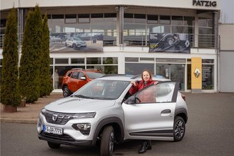 Verbrenner vs. Elektro - Welches Auto ist das sparsamste? - So einer wird meiner: Silvia Schröder und der Dacia Spring. Auch das Exemplar, welches die 67-Jährige im Freiberger Autohaus Patzig bestellt hat, wird grau lackiert sein. Nur das Lieferdatum ist noch nicht fix. 