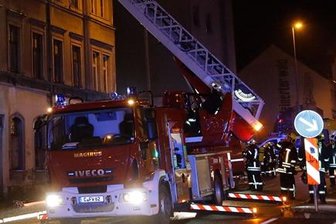 Verdacht auf Brandstiftung: Feuer in Mehrfamilienhaus -