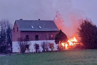 Verdacht auf Brandstiftung: Gartenlaube in Neuwallwitz geht in Flammen auf - Beim Eintreffen der Feuerwehren stand die Gartenlaube bereits in Vollbrand. 