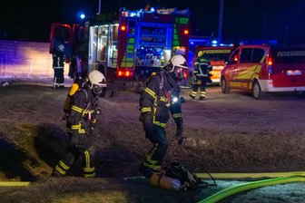 Verdacht auf Brandstiftung: Gartenlauben brennen in Döbeln - In der Kleingartenanlage am Holländer Weg musste die Feuerwehr einen Brand löschen.