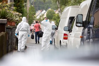 Verdacht auf Dreifach-Axtmord im Vogtland: Prozess soll noch dieses Jahr beginnen - Über Stunden lief die Spurensicherung am Tatort. Ein 28-Jähriger wird in drei Fällen des Mordes beschuldigt.
