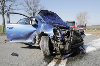Verdacht auf illegales Autorennen: VW-Fahrer bei Unfall auf B 95 schwer verletzt -