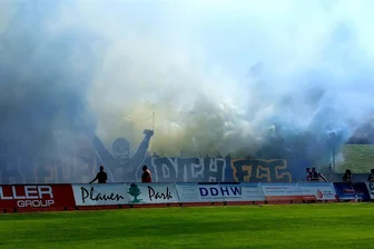 Verdacht auf Landfriedensbruch beim VFC in Plauen: Jetzt äußert sich erstmals Carl Zeiss Jena - Beim Spiel des VFC gegen Jena wurde im Plauener Stadion auch Pyrotechnik gezündet. Das sorgte für eine kurze Spielunterbrechung.