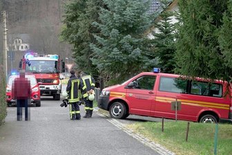 Verdacht auf lebensgefährliches Polonium in Burkhardtsdorf - Polizei, Feuerwehr, Bundesamt für Strahlenschutz: Alle waren am Freitag bei einem Großeinsatz in Burkhardtsdorf. Im Bild sind Einsatzkräfte aus Burkhardtsdorf und Gablenz zu sehen. Sie haben ein Gelände wegen eines entdeckten radioaktiven Stoffes abgesperrt.
