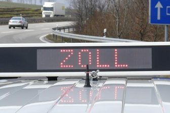 Verdacht auf Steuerhinterziehung: Zoll zieht türkischen Lkw aus dem Verkehr -
