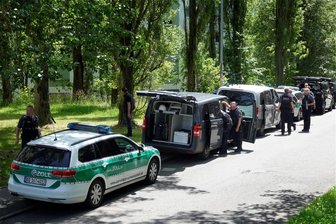 Verdacht der Schwarzarbeit: Zoll kontrolliert Bewohner eines Plattenbaus in Chemnitz - An der Marie-Tilch-Straße fand am Dienstag eine Zollaktion zur Bekämpfung von Schwarzarbeit statt.