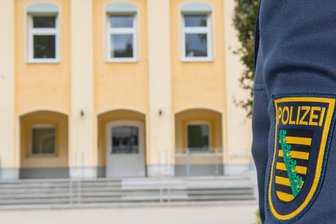 Verdacht der Volksverhetzung: Polizeischüler in Schneeberg suspendiert - An der Polizeifachschule Schneeberg soll sich ein Schüler antisemitisch und volksverhetzend geäußert haben.