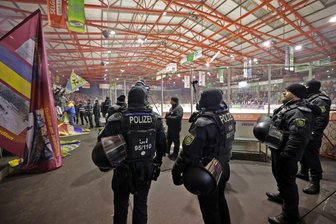 Verdacht des Landfriedensbruchs nach Eishockey-Derby in Crimmitschau: Was die Polizei zum Stand der Ermittlungen verrät - Polizei und Staatsanwaltschaft befassen sich weiter mit den Vorfällen nach dem Derby.