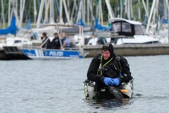 Ein Sporttaucher bereitet sich am Donnerstag im Cospudener See auf einen Tauchgang vor.