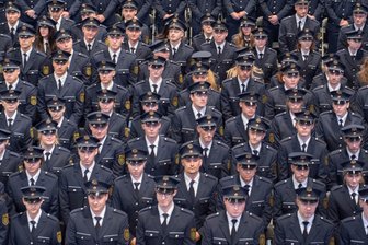 Verdächtig gute Bewerberzahlen: Wollen genügend junge Leute zur Polizei in Sachsen? - Wollen wieder mehr junge Menschen zur Polizei - und wenn ja, warum? Bild von einer Anwärtervereidigung 2022.