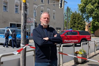 Verdächtiger Brief in AfD-Büro eingegangen - Sperrung von Bundesstraße im Erzgebirge wieder aufgehoben - Thomas Dietz an der gesperrten Bundesstraße 180 in Lugau.