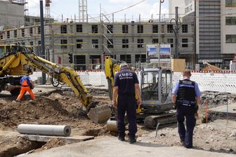 Experten vom Kampfmittelbeseitigungsdienst schauten sich das Fundstück am Dienstag genau an.