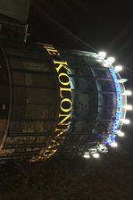 Verdächtiges Paket im Plauener Einkaufszentrum - Sperrung aufgehoben - Die Einsatzkräfte der Polizei stehen vor dem Einkaufszentrum "Die Kolonaden" in Plauen.