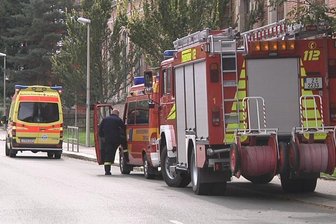 Verdächtiges Pulver an Zwickauer Humboldtschule gefunden - Vorsorglich rückten Feuerwehr, Polizei und Rettungsdienst zur Humboldtschule aus.