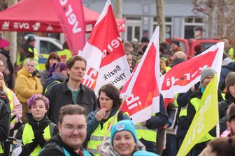 Verdi ruft zu Streik bei DRK-Zwickau auf: Zwei Rettungswachen und drei Kitas müssen am Donnerstag schließen - Wie hier in Erfurt ruft Verdi am Donnerstag die Beschäftigten des DRK-Zwickau zum Streik auf.