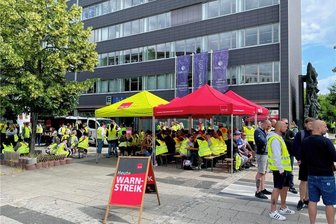 Verdi-Streik vor Edeka-Zentrale in Chemnitz - Zu einer Kundgebung vor der Edeka-Zentrale in Chemnitz hat die Gewerkschaft Verdi aufgerufen.