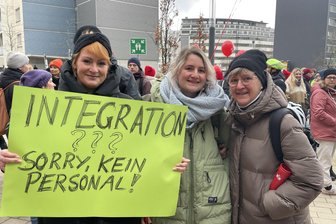 Verdi-Streiks in Chemnitz: Gegen Personalabbau und für mehr Geld - Erzieherin Susann Strauch warnt mit ihren Kolleginnen vor Personalabbau.