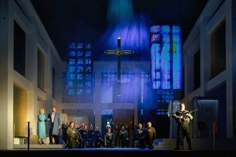 Verdi und das Humboldt-Forum - Das Kreuz erinnert an Diskussionen zum Humboldt-Forum - Szene aus "Aida" in Weimar mit Heike Porstein (Tempelsängerin), Avtandil Kaspeli (Ramphis), Eduardo Aladrén (Radames) und dem Opernchor des Theaters.