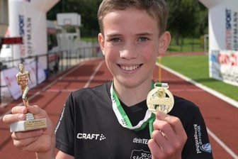 Verdiente Ehre für Gesamtleiter - Der zwölfjährige Fritz Ungethüm vom VSC Klingenthal holte einen von fünf Landesmeistertiteln ins Vogtland.