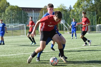 Verdiente Ehrung: Vier mittelsächsische Fußballvereine für gute Nachwuchsarbeit ausgezeichnet - In der Landesklasse sind die Mittweidaer Kicker, hier mit Erik Schulze im Zweikampf mit dem Frankenberger Erik Siegel, und die Barkas-Talente oft Gegner. Für ihre kontinuierliche Nachwuchsarbeit wurden nun beide ausgezeichnet.