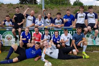 Verdienter Jubel beim SV Mosel: Ohne Niederlage in die Kreisliga - Die Feier im Zwickauer Norden nach dem letzten Saisonspiel war groß. Mit dem 7:1-Erfolg gegen Fortschritt Crimmitschau fand die Meister-Saison des SV 46 Mosel ein gebührendes Finale.