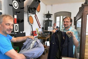 Verein am Zug: Wie alter Bahnhof in Großvoigtsberg ausgebaut werden soll - Im Museumsbahnhof in Großvoigtsberg führen Vereinsvorsitzender Mario Elsner (l.) und Dietmar Straube den Museologen Denis Loos aus Schönfels (r.) durch die Ausstellung. Der Fachmann soll ihnen Tipps für das Konzept geben.